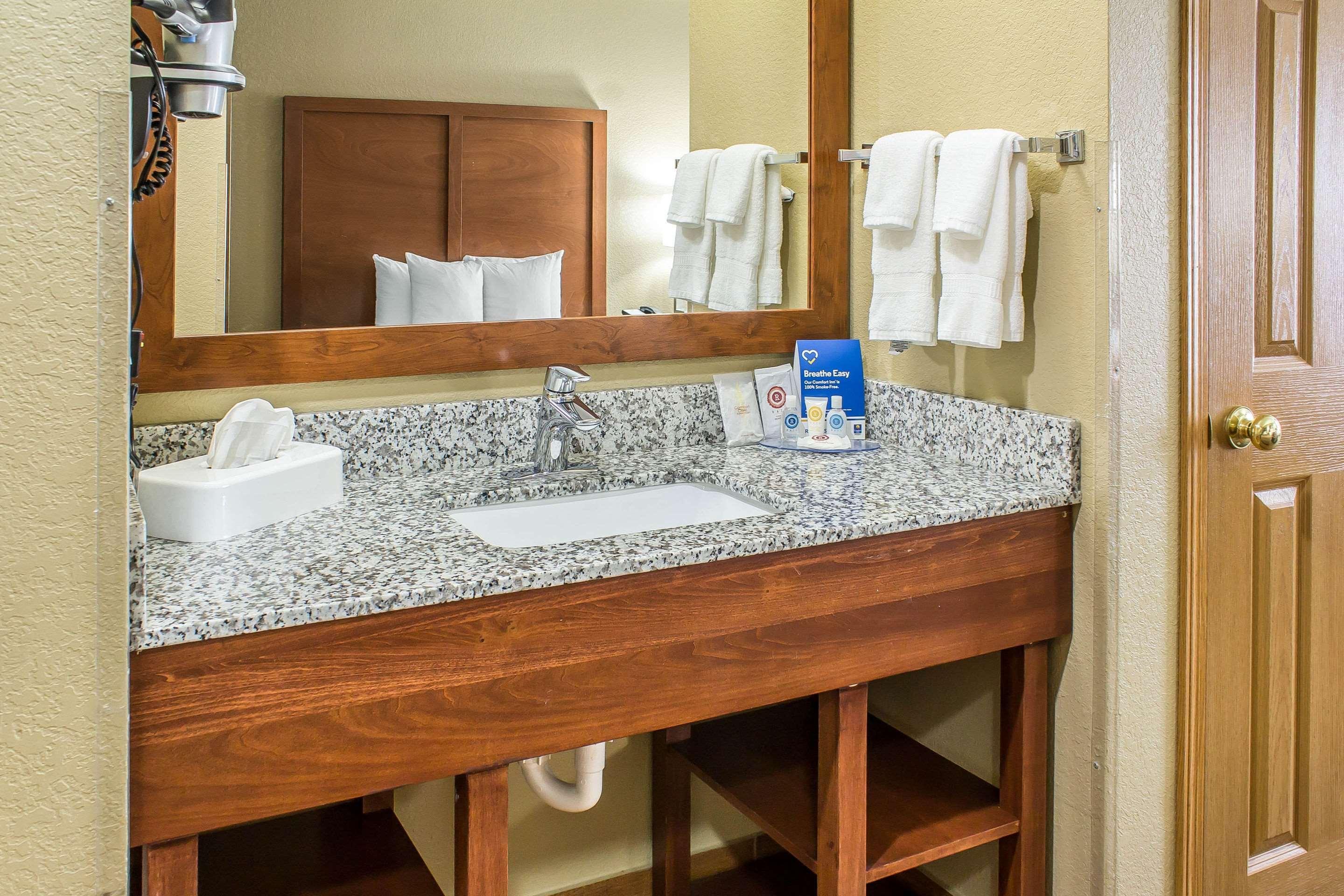 Comfort Inn & Suites Cedar Rapids North - Collins Road Buitenkant foto